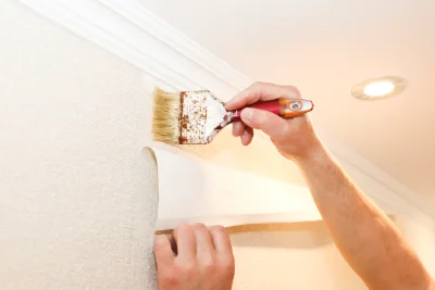 Pose de papier peint à Bélarga — revêtements muraux et toiles de verre